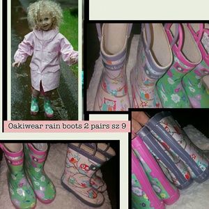 **SOLD **girls rain boots sz 9  2 pairs